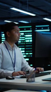 Tekerlekli sandalyede bilgisayar kullanarak veri merkezini denetleyen dikey video sistemi yöneticisi, sistemin ağ görevlerini yerine getirmesini sağlıyor. Sunucu odasında belden aşağısı felçli kişi ağ trafiğini izliyor