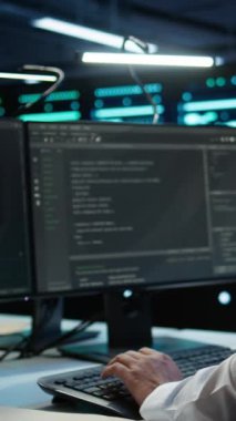 Çalışma alanında lojistik destek sağlayan, ekipman takibini denetleyen dikey video veri merkezi ajanı. Sunucu merkezinin tamircilerle iletişim kuran elemanının yakın çekim görüntüsü, kamera B