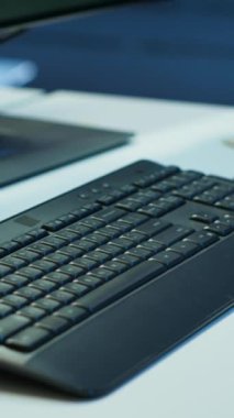 Modern veri merkezinde kodlama yapan mühendislerin kullandığı bilgisayar periferlerini kapatın ve güvenlik tehditlerini izleyin. Sunucu odasındaki çalışanlar tarafından kullanılan bilgisayar monitörleri