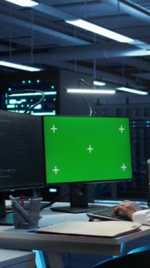 Veri merkezindeki dikey video programcısı, veri bütünlüğü ve güvenliğini sağlamak için model PC kullanarak veritabanlarını yönetiyor ve koruyor. Yeşil ekran bilgisayar kullanarak sunucu oda sistemlerini güncelleme uzmanı