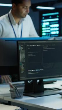 Veritabanlarını yöneten ve koruyan, veri bütünlüğü ve güvenliğini sağlayan dikey video bilimcileri. Bilgi İşlem elemanları sunucu odası sistemlerini güncelliyor, kamera A