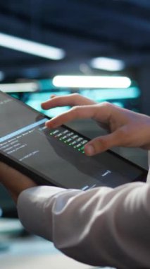 Veri merkezinde çalışan dikey video mühendisi altyapı donanımı enerji tüketimini yönetirken kullanılır. Otomasyon ve sunucu çiftliğindeki süreçleri izlemek için kullanılan iş yerinde tablet kullanan çalışanlar