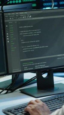 Dikey video veri merkezi teknisyeni ağ donanımı çözme görevlerinin kurulması ve onarılmasından sorumlu. Bilgi işlem uzmanı sunucu odasının altyapısında bakım yapıyor. Kamera A