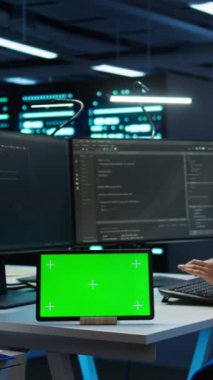Yeşil ekran aygıtındaki ağ donanımı çözme görevlerinin kurulumundan sorumlu dikey video veri merkezi geliştiricisi. Sunucu odasının altyapısında krom anahtar kullanan kadın.