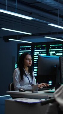 Yüksek teknolojili sunucu odası tesisinde engelli dikey videocuların tehditlere karşı korumaları var. Tekerlekli sandalye kullanıcısı veri merkezi donanım, kamera B