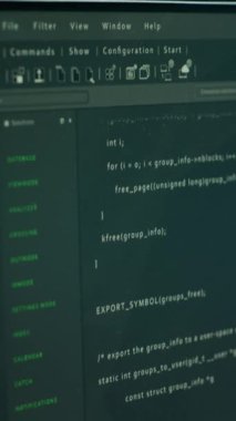 Modern veri merkezinde bilgisayar ekranında çalışan kod satırlarını kapatın, güvenlik tehditlerini izleyin. PC yazılımı sunucu merkezi çalışanları tarafından uyumu sağlamak için kullanılan monitörde açık