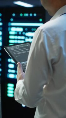 Cihaz üzerindeki ağ donanımlarının kurulumu ve onarımından sorumlu dikey video veri merkezi mühendisi. Bilgi İşlem uzmanı sunucu odası altyapısında bakım yapıyor.