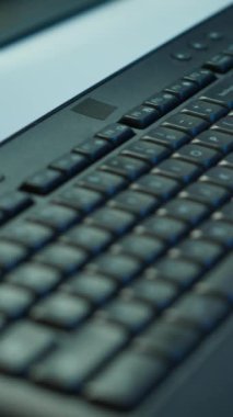 Optimum performans ve güvenilirlik ve yönetim donanımı sağlamak için sunucu çiftliğinde kullanılan dikey bilgisayar çevresi ve ekranları. Denetleme için kullanılan yüksek teknoloji veri merkezindeki aygıtların kapatılması