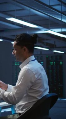 Veri merkezindeki dikey video sistemi yöneticisi donanımın doğru belgelerini tutuyor, raporlar hazırlıyor. Yüksek teknoloji sunucu çiftliğinde bilişim uzmanı işyeri felaket kurtarma planı yapıyor, kamera