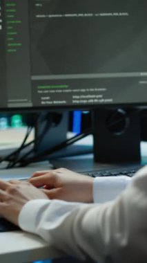 Veri merkezindeki dikey bilgisayar bilimcisi bilgisayara yazılım yüklüyor, sorun çıkarma sorunları, el kamerası görüntüleri. Sunucu merkezinde performans kriterleri oluşturma konusunda IT uzmanını kapat