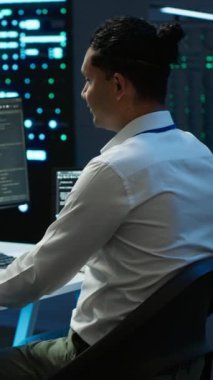 Ağ donanımı çözme görevlerinin kurulumundan sorumlu dikey video veri merkezi sistem yöneticisiyim. İşteki IT çalışanı sunucu odası donanımı ve kamera A 'da bakım yapıyor.