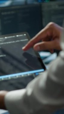 Veri merkezinde aygıt kullanan dikey video programcısı, sunucuları yöneten, işletim sistemleri. Ağların güvenli ve düzgün çalıştığından emin olmak için tablet kullanan sunucu merkezinin kapatılması