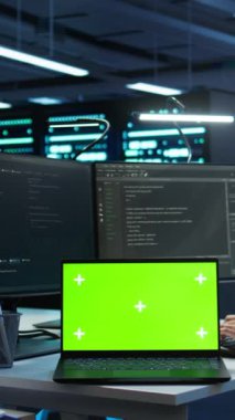 Yüksek teknoloji veri merkezinde dikey video mühendisi veri bütünlüğünü sağlamak için model cihazlar kullanarak veritabanlarını yönetiyor ve koruyor. Hintli çalışanlar sunucu odasını krom anahtarlı süper bilgisayarlarla güncelliyor