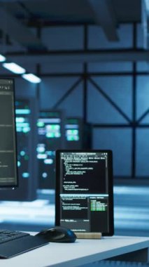 Veri merkezinde bulunan dikey video programcısı, sisteme ağ oluşturma görevlerini yerine getirmekle görevlendirilmiştir. Sunucu çiftliğinde bilişim uzmanı iş değişimi başlatıyor, ağ trafiğini izliyor