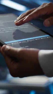 Veri merkezinde aygıt kullanan dikey video programcısı, sunucuları yöneten, işletim sistemleri. Ağların güvenli ve düzgün çalıştığından emin olmak için tablet kullanan sunucu merkezinin kapatılması