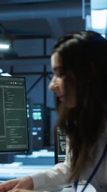 Veri merkezindeki dikey video mühendisi bilgisayara yazılım yüklüyor, ağın korunmasına yardım ediyor, sorun yaratıyor. Sunucu odasında bilişim uzmanı performans kriterleri belirliyor, kamera A