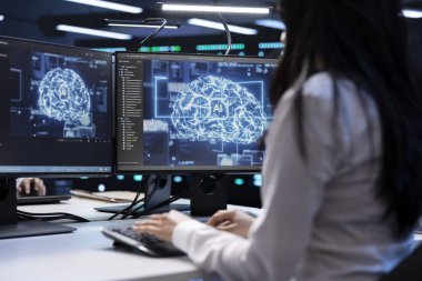 Programcı sunucu odasında depolama sağlamak için yapay zeka teknolojisini kullanıyor. Veri merkezi işyerindeki işçiler PC kullanarak yapay zekanın eğitim verilerini işlemesine olanak sağlıyor