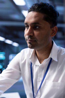 Veri merkezi sunucularını sağlayan sistem yöneticisi, bireysel makinelerin arızasını en aza indirmek için fazlalık, otomatik arıza ve kümelerin hızlı bir şekilde yeniden yapılandırılmasını sağlayacak şekilde donatılmıştır.