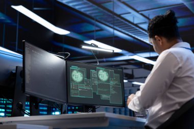 Yazılım geliştiricisi donanımlarını kullanarak küresel bağlantıları desteklemek için sunucu odasında bilgisayar kullanıyor. Bilgi işlem merkezi donanımını denetleyen bilişim uzmanı PC kullanarak dünya çapındaki ağı destekliyor