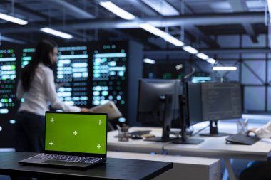 Veri merkezindeki izole ekran laptopuna odaklanmak enerji tüketimini engeller. Sunucu odasında otomasyon ve izleme işlemleri için kullanılan krom anahtar defteri, kapat