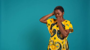 Endişeli bir kadın bir şey için endişeleniyor ve stres ve hüsrandan dolayı tırnaklarını yiyor. Endişeli genç kız paniklemiş hissediyor, çiçekli elbise giyiyor. Kamera B.