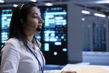 Bilgi işlem uzmanları müşterilere teknik destek sağlıyorlar, sorun yaratıyorlar. Müşteriler tarafından istenilen operasyonel teknik müdahaleleri gerçekleştiren sunucu odası çalışanı
