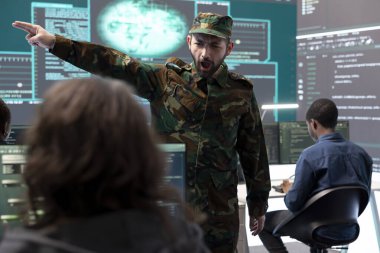 Yüksek teknolojili bir devlet dairesinde siber güvenlik üzerine çalışan askeri bilişim uzmanları. Görevlerini ağ koruması, şifreleme ve devlet sırlarını dijital paralı askerlerden korumaya odaklıyorlar..