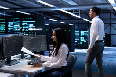 Bilgi işlem merkezi donanım, yapılandırma ve prosedürlerinin doğru belgelerini koruyan bilişim yöneticisi. Sunucu tarım işçisi performans kriterleri belirliyor ve analiz yürütüyor