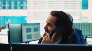 Ana yatırımcıyla yapılan bir telefon görüşmesinde şirketin ilerlemesini paylaşan baş finans yetkilisi, mevcut duruma göre performans sağlıyor. Yönetici işletme bütçesini genişletmek için çalışıyor. Kamera A.