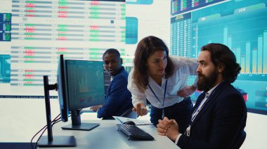 Öfkeli takım lideri, herkesin önünde hayal kırıklığını göstererek harcamaları hesaplayamadıktan sonra iş arkadaşına bağırıyordu. Öfkeli hoşnutsuz işletme yöneticisi. Kamera B.