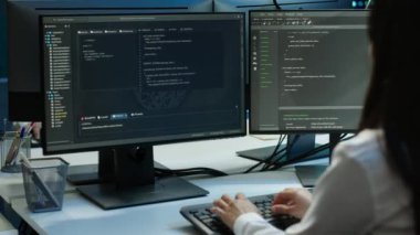 Veri merkezindeki yazılım geliştiricisi sistemin ağ oluşturma görevlerini yerine getirmesini sağlıyor. Bilgi İşlem uzmanı sunucu odasında PC ile ağ trafiğini takip ediyor, geliştirmeler yapıyor, kamera A