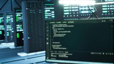 Donanım satırlarını yönetmek için kullanılan ağ sistemli veri merkezi. Ekipmanları denetlemek için kullanılan gelişmiş sunucu merkezindeki bilgisayar ekranlarında çalışan kodu kapat