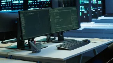 Süper bilgisayarları yönetmek için kullanılan ağ sistemli veri merkezi çalışma alanı. Ekipmanları denetlemek için kullanılan yüksek teknoloji sunucu çiftliğindeki masada bilgisayar görüntülemeleri