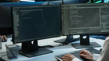 Veri merkezinde bilgisayar klavyesinde yazan programcı, sistemin ağ görevlerini yerine getirmesini sağlıyor. Bilgisayar, kamera A ile ağ trafiğini takip eden sunucu çiftliği bilişim uzmanı