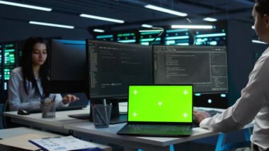 Veri merkezi çalışanlarının sorun çözme sorunlarının kullandığı yeşil ekranı yakınlaştır. Mühendis sunucu merkezinde krom anahtar defteri kullanıyor, performans kriterleri oluşturuluyor, kamera B