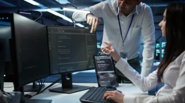 Veri merkezindeki yöneticilerden oluşan bir ekip sistemin ağ görevlerini yerine getirmesini sağlıyor. Sunucu odasındaki ekip çalışması PC ile ağ trafiğini takip ediyor, geliştirmeler yapıyor, kamera B