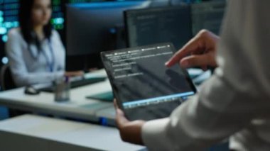 Veri merkezinde aygıt kullanan programcı, sunucuları yöneten, işletim sistemleri. A kamerasının güvenli ve düzgün çalıştığından emin olmak için tablet kullanan sunucu merkezini kapatın.