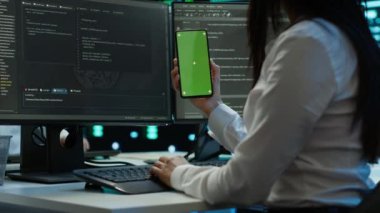 Yeşil ekran cep telefonu kullanarak veri merkezini denetleyen işçiler, sistemin ağ görevlerini yerine getirmesini sağlıyorlar. Sunucu odasında bilişim uzmanı boş kopya alanı akıllı telefonu ve kamera A ile ağ trafiğini takip ediyor.