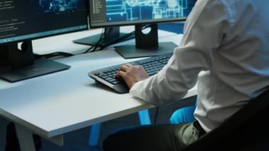 Bilgisayar bilimcisi sunucu odasında kontrol yapmak için yapay zeka teknolojisini kullanıyor. Veri merkezindeki bilişim personeli eğitim verilerini işlemek için yapay zeka teknolojisini kullanıyor, kamera A