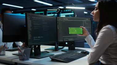 Veri merkezi çalışanlarının sorun çözme sorunlarının kullandığı yeşil ekran cep telefonunu yakınlaştır. Mühendis sunucu merkezinde modelleme akıllı telefon aygıtı kullanıyor, performans kriterleri oluşturuluyor, kamera B