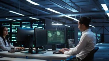 Sunucu odasındaki bilgisayar bilimcileri donanımı hacker saldırısından koruyorlar. Hassas bilgileri çalıyorlar. Veri Merkezi Siber Güvenlik Bölümü, güvenlik ihlali ile mücadele eden takım arkadaşları, Kamera B