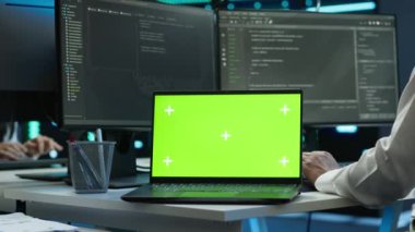 Veri merkezinde sistem yöneticisi izole ekran dizüstü bilgisayara yazılım yüklüyor, sorun yaratma sorunları. Yönetici sunucu merkezinde maket defteri kullanır, performans kriterleri oluşturulur, kamera A