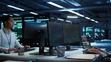 Tekerlekli sandalyedeki sistem yöneticisi bilgisayar kullanarak veri merkezini denetliyor, sistemin ağ görevlerini yerine getirmesini sağlıyor. Sunucu odasında belden aşağısı felçli olan kişi PC ile ağ trafiğini izliyor