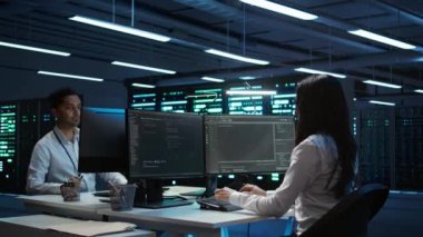 Veri merkezindeki araştırma ekibi güvenlik tehditlerini PC kullanarak, siber güvenlik önlemlerini uygulayarak izliyor. Takım çalışma arkadaşları yönetmeliklere uymalarını sağlıyorlar, kamera B