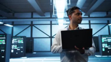 Veri merkezinde sunucuları, işletim sistemlerini ve yazılım uygulamalarını yöneten sistem yöneticisi. Sunucu merkezi ağ güvenliğinin sağlanması konusunda uzman, güncel ve düzgün çalışıyor, kamera B