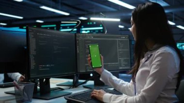 Yeşil ekran cep telefonu kullanarak veri merkezini denetleyen işçiler, sistemin ağ görevlerini yerine getirmesini sağlıyorlar. Boş kopya alanı akıllı telefonu olan ağ trafiğini takip eden sunucu odası bilişim uzmanı, kamera B