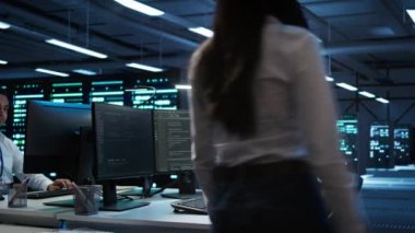 Veri merkezi ağ mühendisi en iyi performans ve güvenilirliği sağlamak için altyapı tasarımı, uygulaması ve yönetimi. Bilgisayardaki sunucu odası kodlaması bilişim uzmanı, kamera B