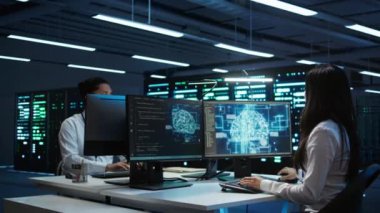 Teknisyenler sunucu odasında kontrol yapmak için yapay zeka teknolojisini kullanıyorlar. Veri merkezindeki takım arkadaşları eğitim verilerini işlemek için yapay zeka teknolojisi kullanıyorlar, kamera B
