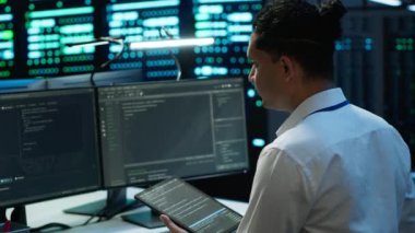 Veri merkezinde sistem yöneticisi bilgisayara yazılım yüklüyor, tablet kullanarak sorun yaratıyor. Sunucu merkezindeki IT personeli performans kriterleri belirliyor, kamera A