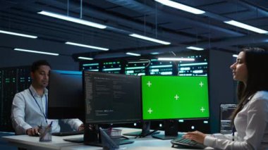 Veri merkezinde sistem yöneticisi yeşil ekran bilgisayara yazılım yüklüyor, sorun yaratma sorunları var. Bilgi teknolojisi uzmanı sunucu merkezinde PC 'yi kullanarak performans kriterleri oluşturur, kamera B